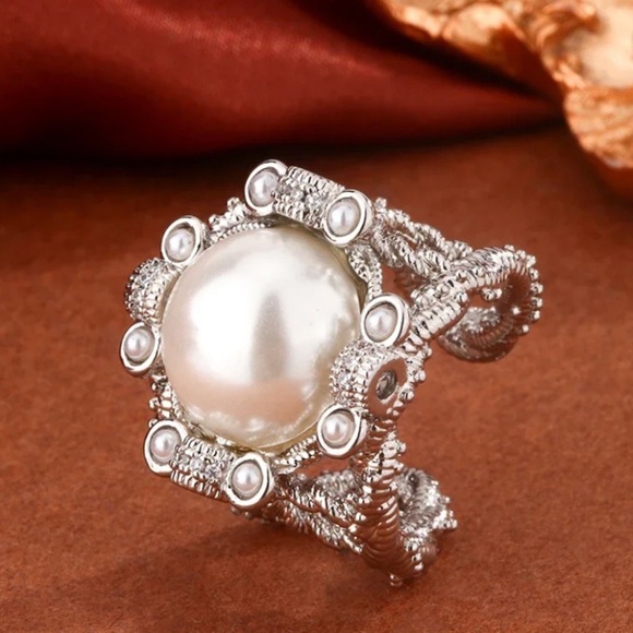 Sterling Silver Pearl Exaggerated Ring - Picture 3 of 10